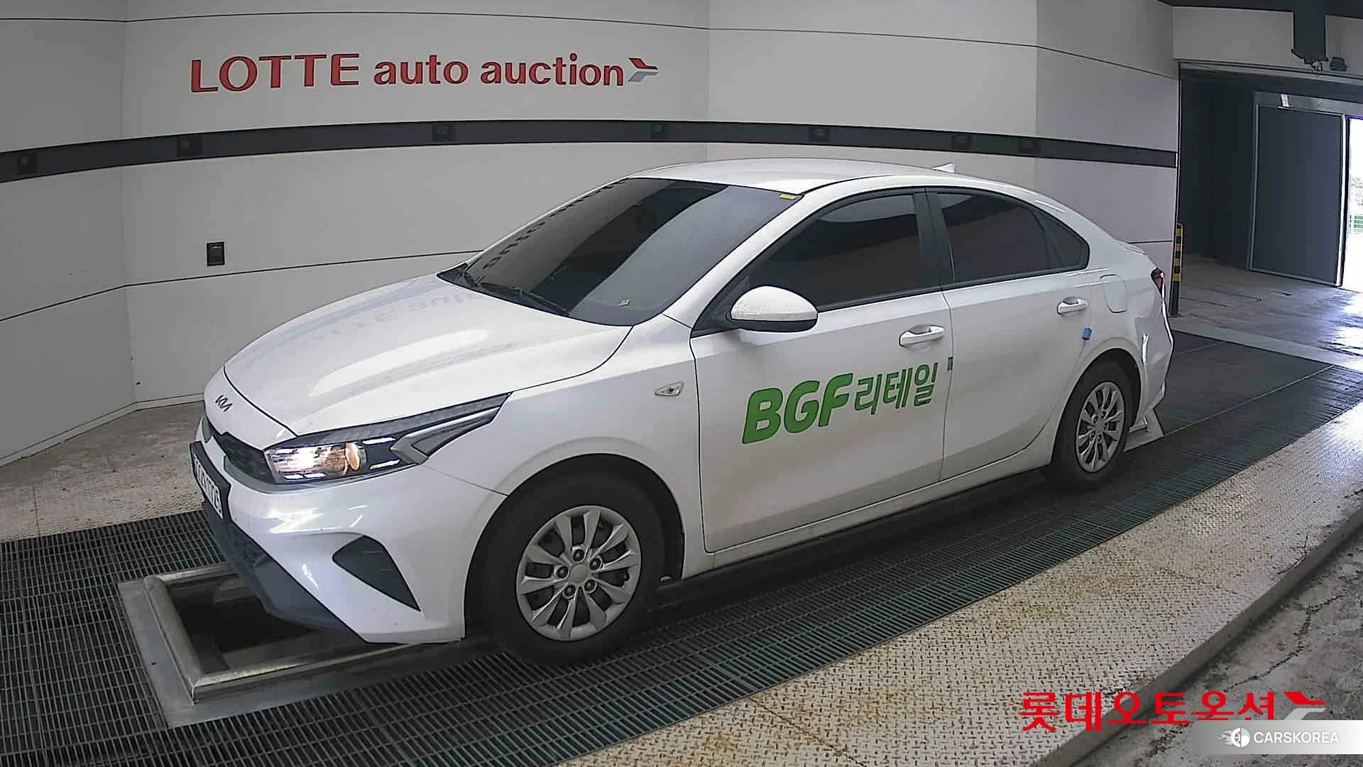 Kia K3 2023 Snow White Pearl из Кореи, фото 4