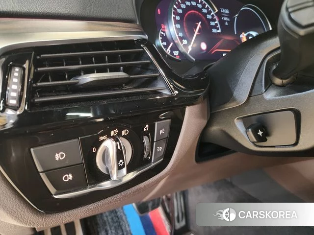 BMW 5 Series (G30) 2018 Белый из Кореи, фото 4