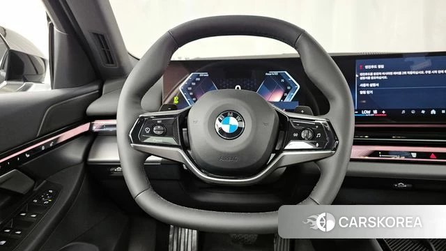 BMW 5 Series (G60) 2025 Черный из Кореи, фото 4