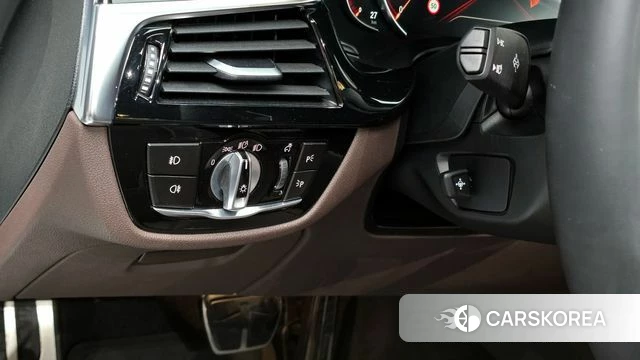 BMW 5 Series (G30) 2018 Белый из Кореи, фото 4
