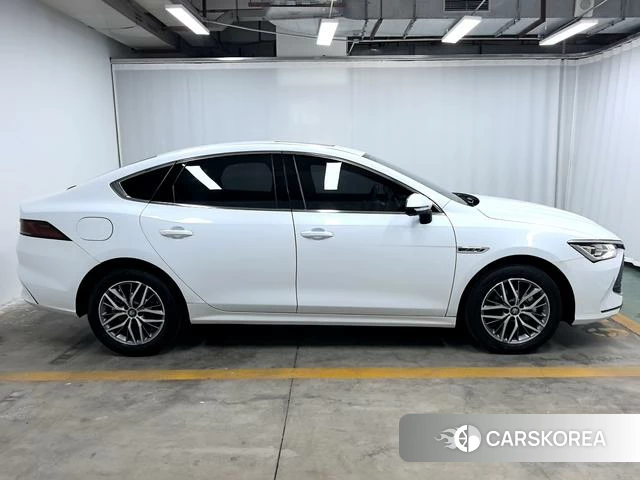 BYD Qin PLUS DM 2023 Белый из Китая, фото 4