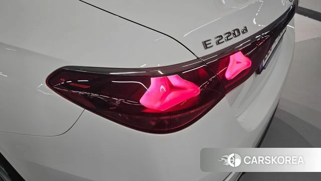 Mercedes-Benz E-Class W214 2024 Белый из Кореи, фото 4