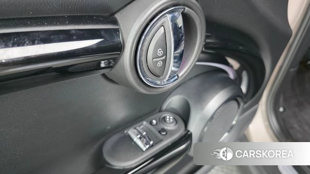 Mini Cooper 2023 Жемчужный цвет из Кореи, фото 4