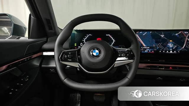 BMW 5 Series (G60) 2025 Цвет галактики из Кореи, фото 4