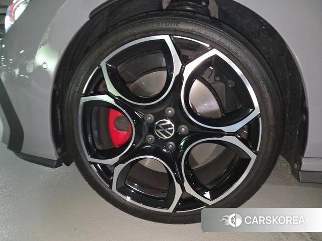 Volkswagen Golf 8th Generation 2025 Серебристо-серый из Кореи, фото 4