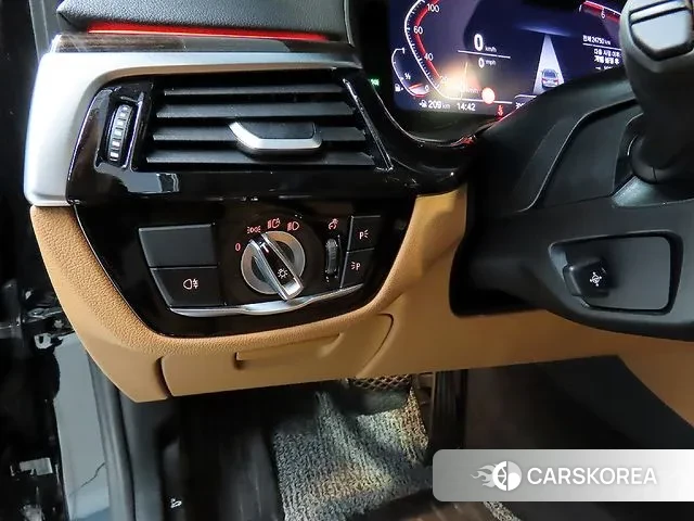 BMW 5 Series (G30) 2023 Черный из Кореи, фото 4