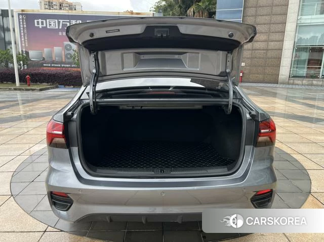 Roewe i5 2023 Темно-серый из Китая, фото 4