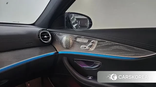 Mercedes-Benz E-Class W213 2023 Черный из Кореи, фото 4