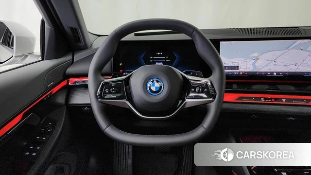 BMW 5 Series (G60) 2025 Белый из Кореи, фото 4