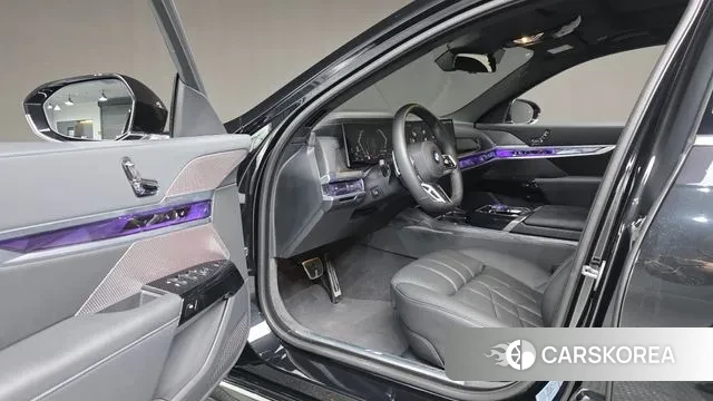 BMW 7 Series (G70) 2023 Черный из Кореи, фото 4