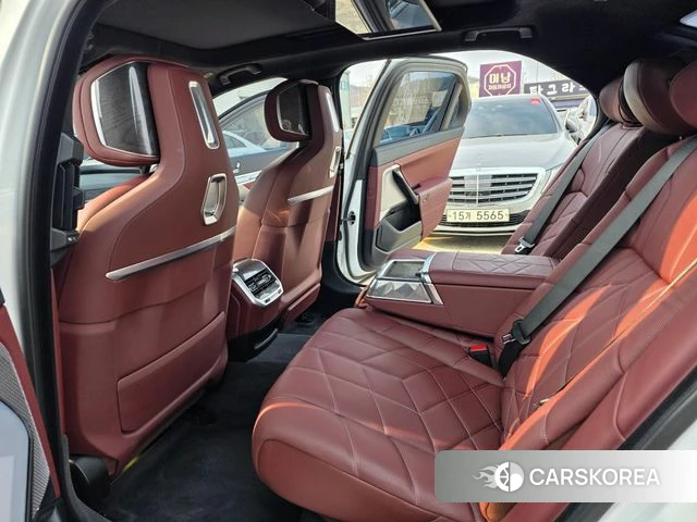 BMW 7 Series (G70) 2023 Белый из Кореи, фото 4