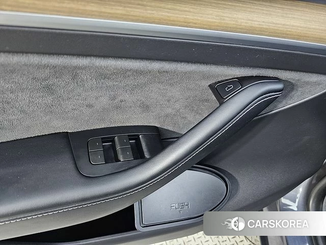 Tesla Model Y 2023 Серый из Кореи, фото 4
