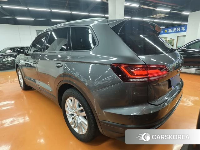 Volkswagen Touareg 2023 Темно-серый из Китая, фото 4