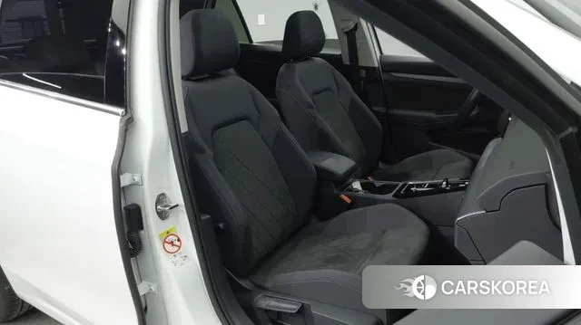 Volkswagen Golf 8th Generation 2023 Белый из Кореи, фото 4