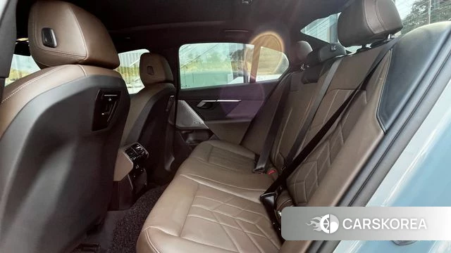 BMW 5 Series (G60) 2024 Светло-серебряный цвет из Кореи, фото 4