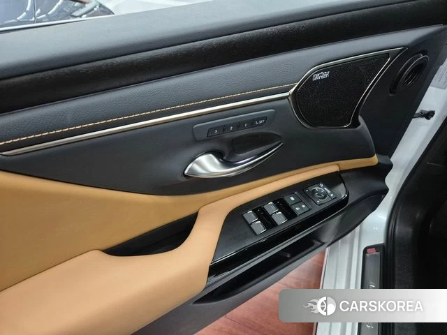 Lexus ES300h 7th generation 2025 Белый из Кореи, фото 4