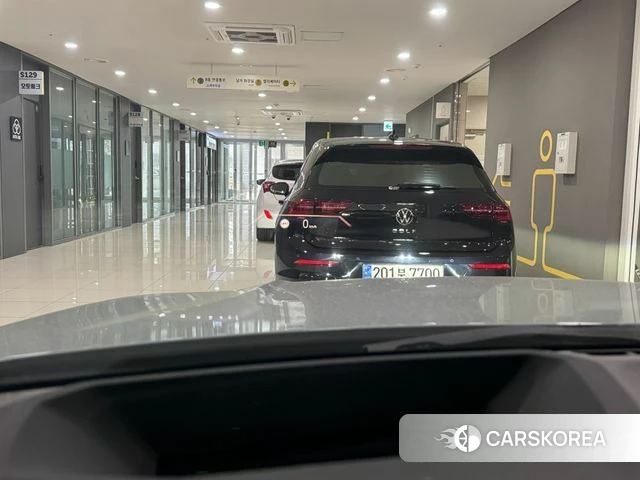 BMW 3 Series (G20) 2023 Небесно-голубой из Кореи, фото 4