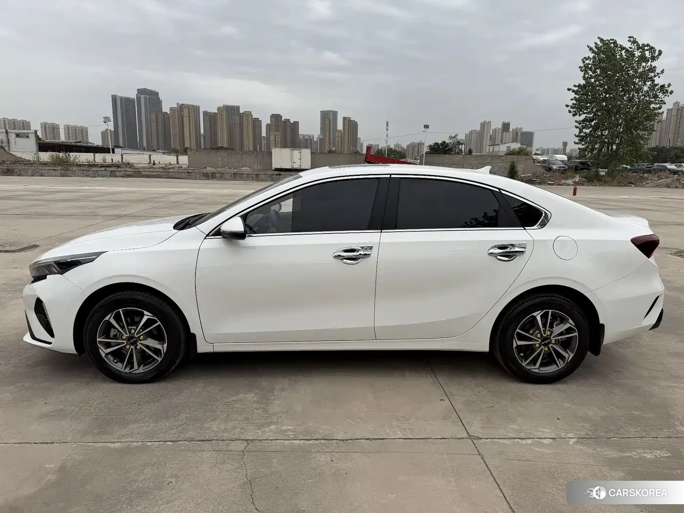 Kia K3 2023 Белый из Китая, фото 4