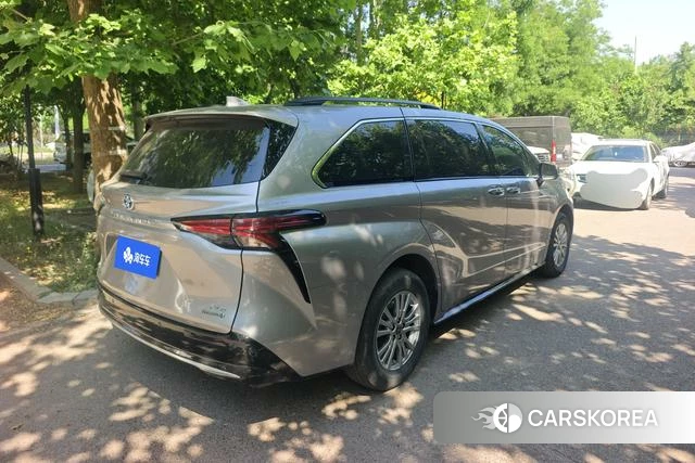 Toyota Saina 2023 Темно-серый из Китая, фото 4