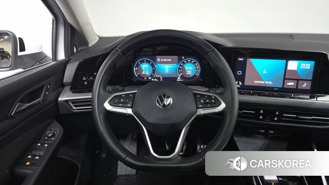 Volkswagen Golf 8th Generation 2023 Белый из Кореи, фото 4