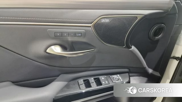 Lexus ES300h 7th generation 2024 Белый из Кореи, фото 4