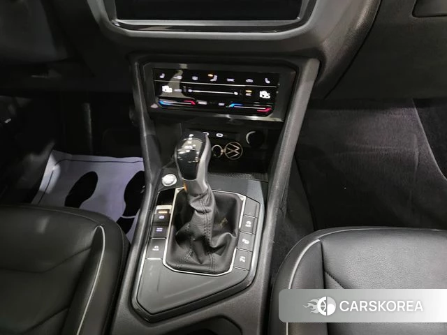 Volkswagen Tiguan second Generation 2023 Белый из Кореи, фото 4