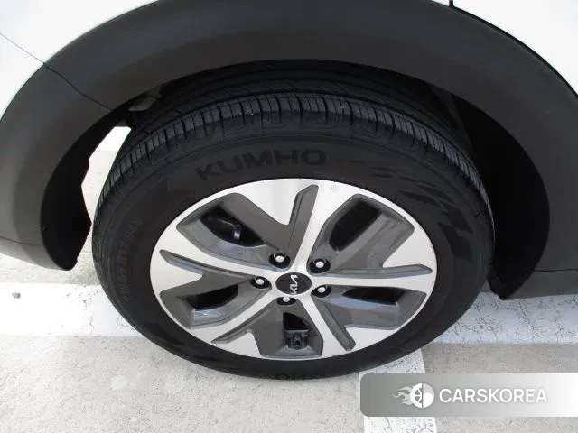 Kia Niro Plus 2023 Белый из Кореи, фото 4