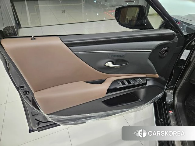 Lexus ES300h 7th generation 2025 Черный из Кореи, фото 4