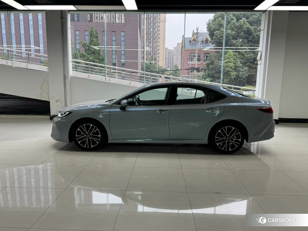 Toyota Camry 2024 Серебристо-серый из Китая, фото 4