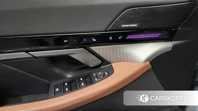 BMW 5 Series (G60) 2023 Цвет галактики из Кореи, фото 4