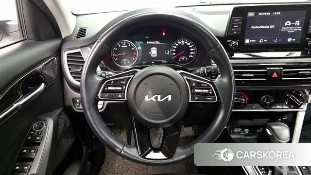 Kia Seltos 2022 Белый из Кореи, фото 4