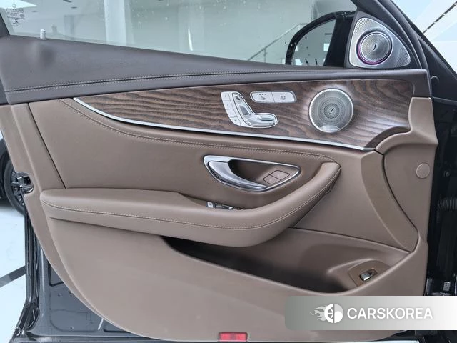 Mercedes-Benz E-class 2023 Черный из Китая, фото 4