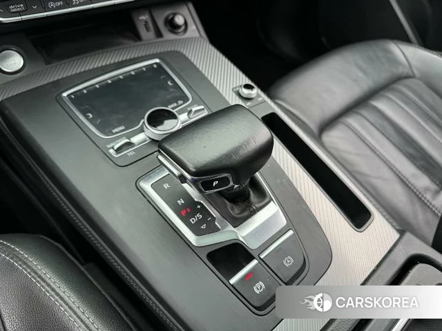 Audi Q5L 2021 Черный из Китая, фото 4