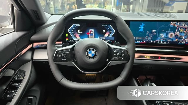 BMW 5 Series (G60) 2025 Серебристо-серый из Кореи, фото 4