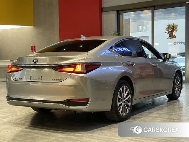 Lexus ES 2022 Серебристо-серый из Китая, фото 4