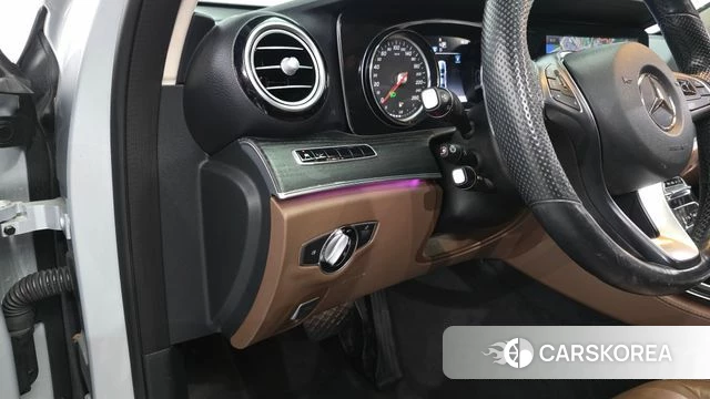 Mercedes-Benz E-Class W213 2018 Серебряный из Кореи, фото 4