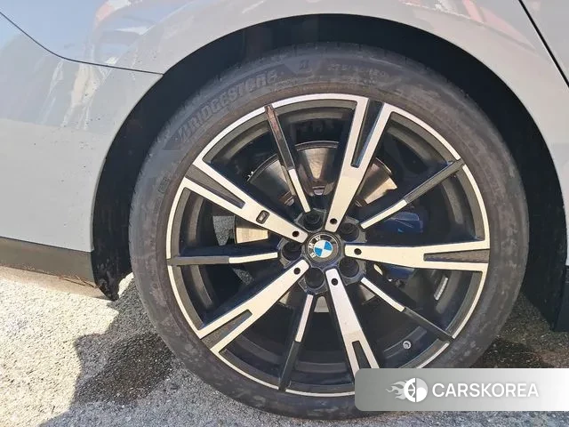 BMW 5 Series (G60) 2025 Серебряный из Кореи, фото 4