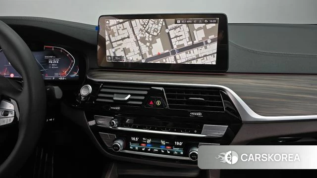 BMW 5 Series (G30) 2023 Белый из Кореи, фото 4