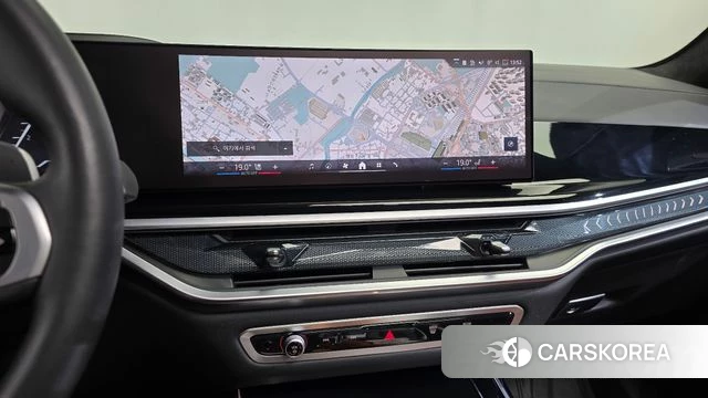 BMW X7 (G07) 2024 Светло-серебряный цвет из Кореи, фото 4