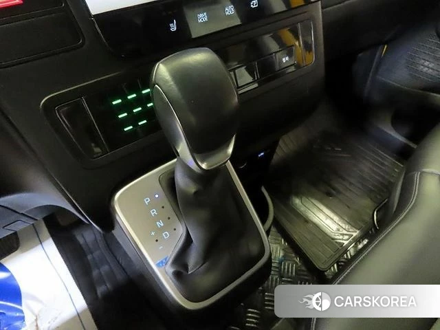 Hyundai Staria 2023 Желтый из Кореи, фото 4