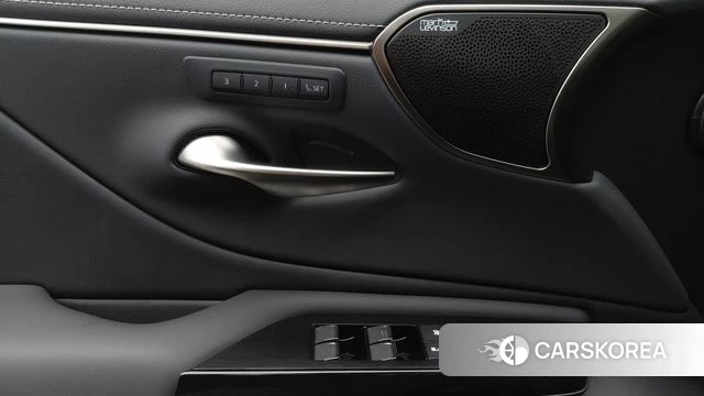 Lexus ES300h 7th generation 2024 Черный из Кореи, фото 4