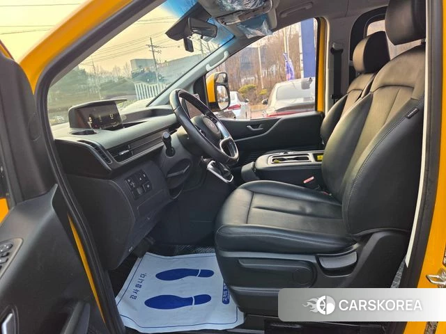 Hyundai Staria 2023 Желтый из Кореи, фото 4