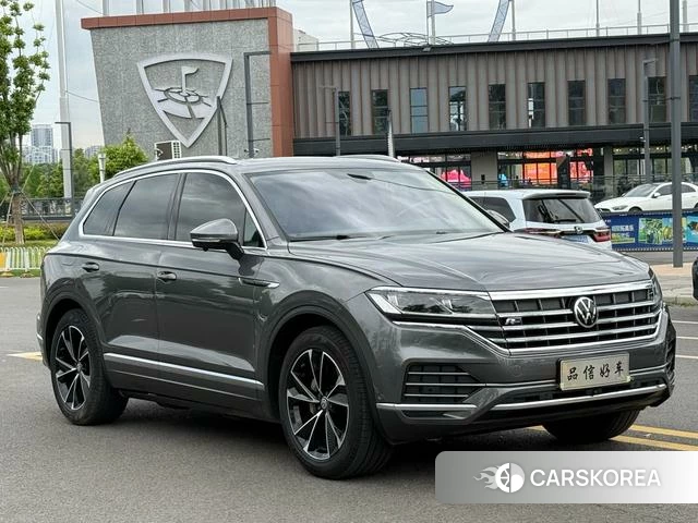 Volkswagen Touareg 2021 Темно-серый из Китая, фото 4
