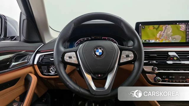 BMW 5 Series (G30) 2023 Серебристо-серый из Кореи, фото 4