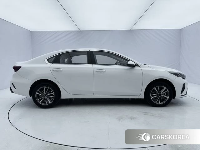 Kia K3 2023 Белый из Китая, фото 4