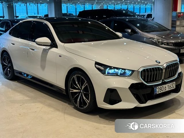 BMW 5 Series (G60) 2024 Белый из Кореи, фото 4