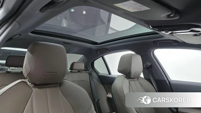 BMW 5 Series (G60) 2025 Небесно-голубой из Кореи, фото 4