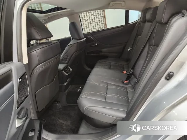 Lexus ES300h 7th generation 2025 Светло-серебряный цвет из Кореи, фото 4