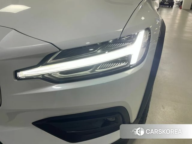 Volvo V60 Cross-Country 2nd Generation 2025 Белый из Кореи, фото 4