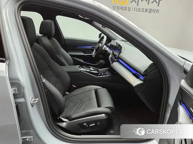 BMW 5 Series (G60) 2025 Небесно-голубой из Кореи, фото 4